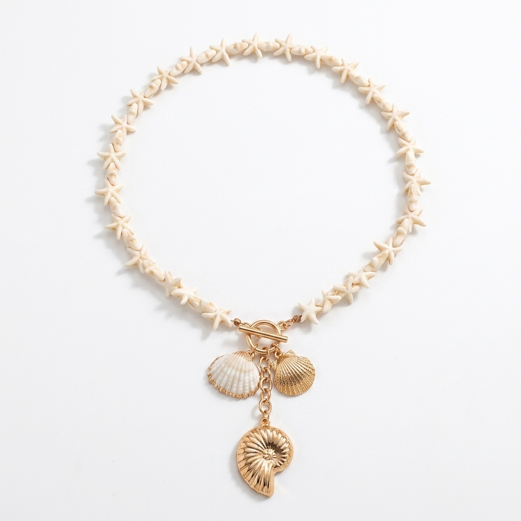 Collier breloque nacre et dorés, orné de coquillages et d'une étoile de mer, style bohème chic.