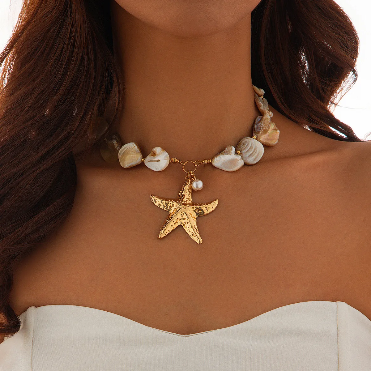 Collier breloque nacre et coquillages, avec étoile de mer dorée, style bohème chic.