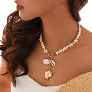 Collier breloque nacre et dorées avec coquillages, style bohème chic, parfait pour l'été.