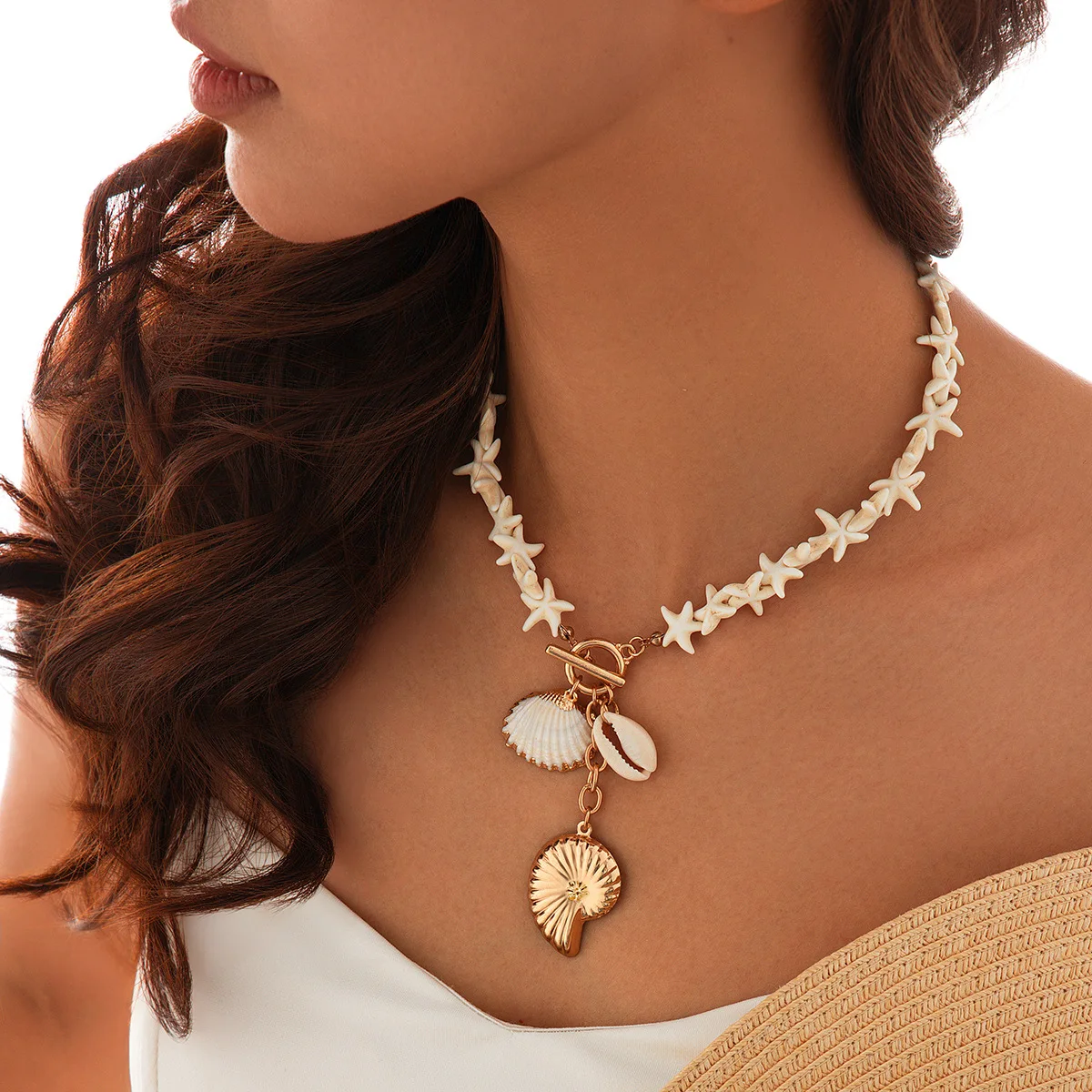 Collier breloque nacre et dorées avec coquillages, style bohème chic, parfait pour l'été.