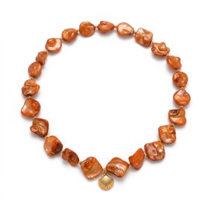 Collier breloque nacre orange, tissé avec un coq doré, pièce unique artisanale.