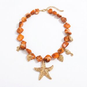 Collier breloque nacre orange avec étoile de mer dorée, coquillages et hippocampe, style bohème chic.