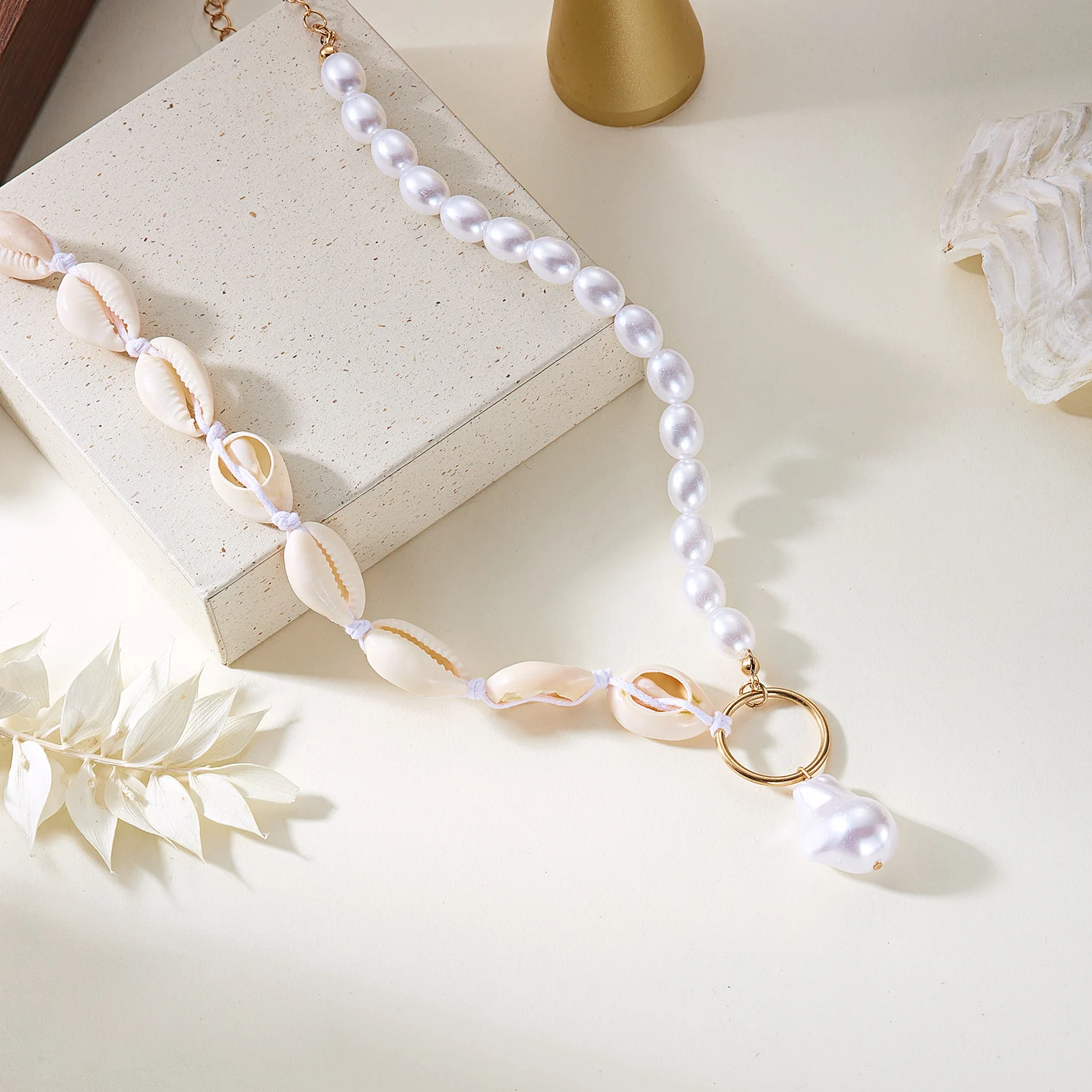 Collier breloques perles blanc et coquillages esprit mer – Image 2