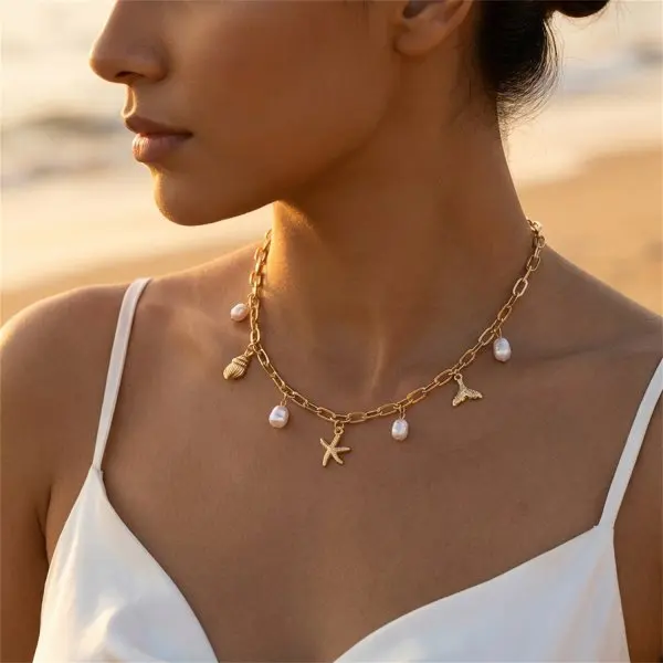 Collier ras-de-cou à doré breloques marines et perle – Image 2